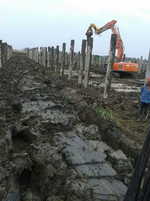 打光伏水泥桩价格、打光伏螺旋地桩价格、打光伏水泥圆柱桩价格