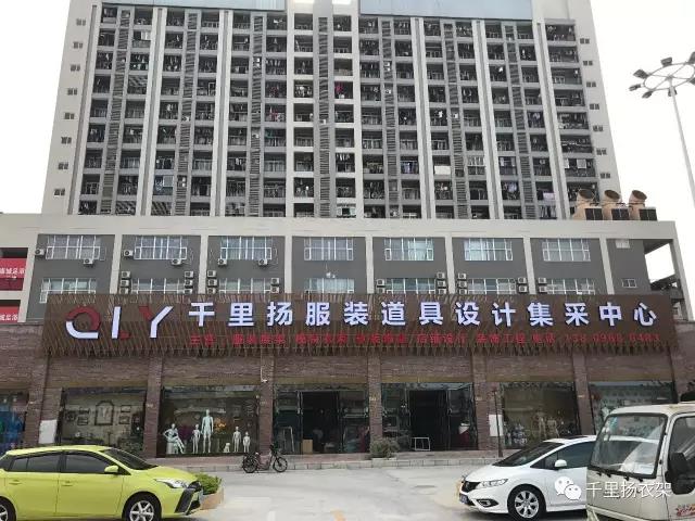 千里扬服装专卖店货架道具装修效果图