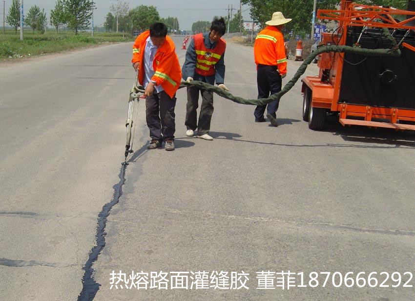  青島路面裂縫灌縫膠強(qiáng)強(qiáng)聯(lián)合打造史上質(zhì)優(yōu)材料原始圖片2