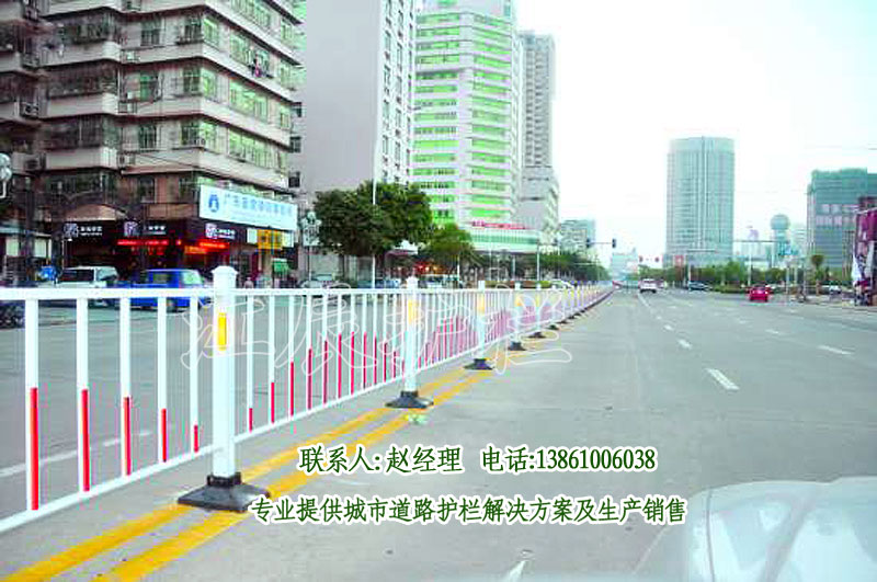 熱鍍鋅鋼質(zhì)太陽能防眩光護(hù)欄原始圖片2
