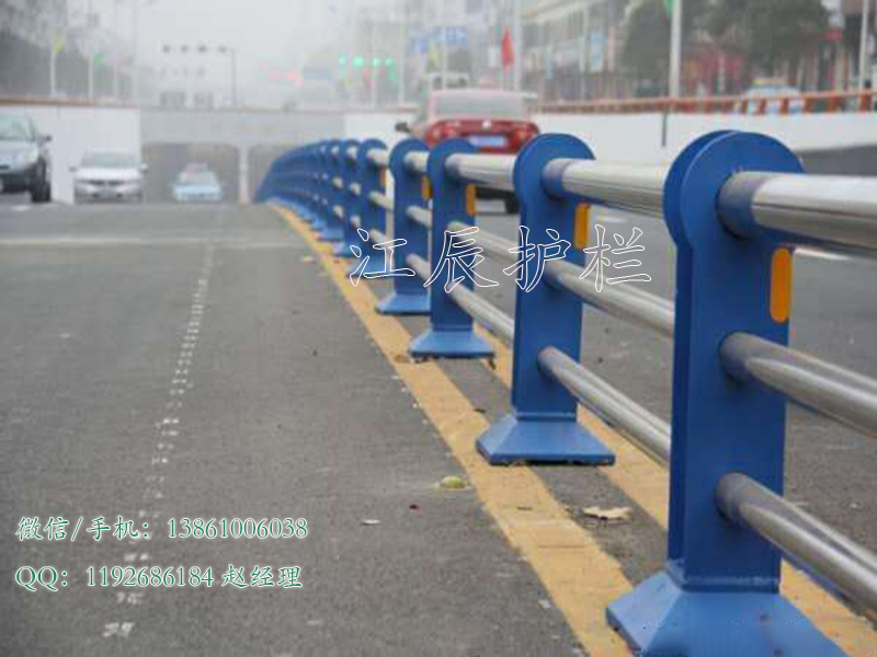 不銹鋼復(fù)合管隔離欄桿原始圖片2