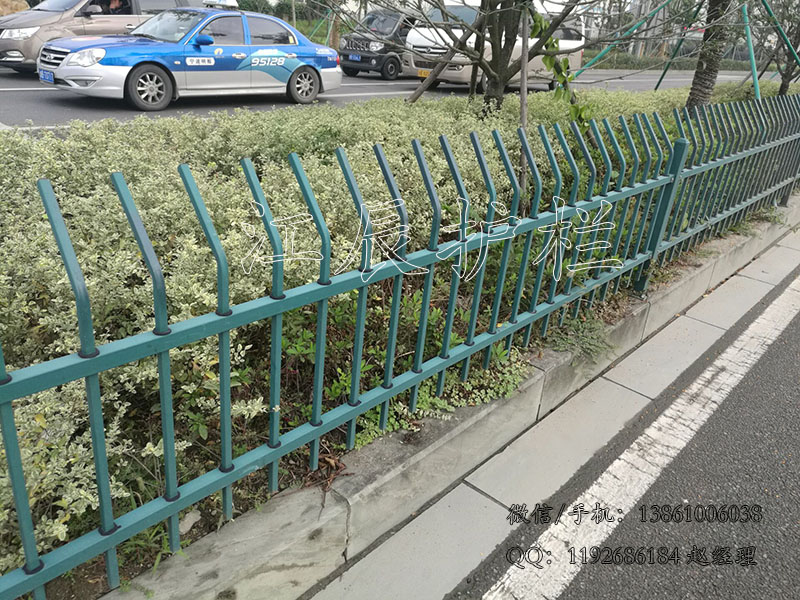 熱鍍鋅鋼管綠化帶草坪隔離護欄原始圖片3