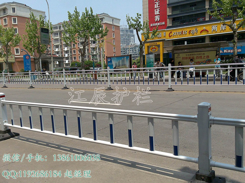 熱鍍鋅常規(guī)鋼制護欄原始圖片3