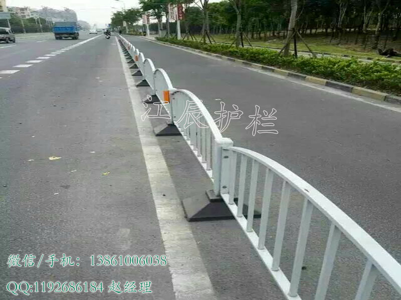 熱鍍鋅鋼管圓弧隔離護欄原始圖片2