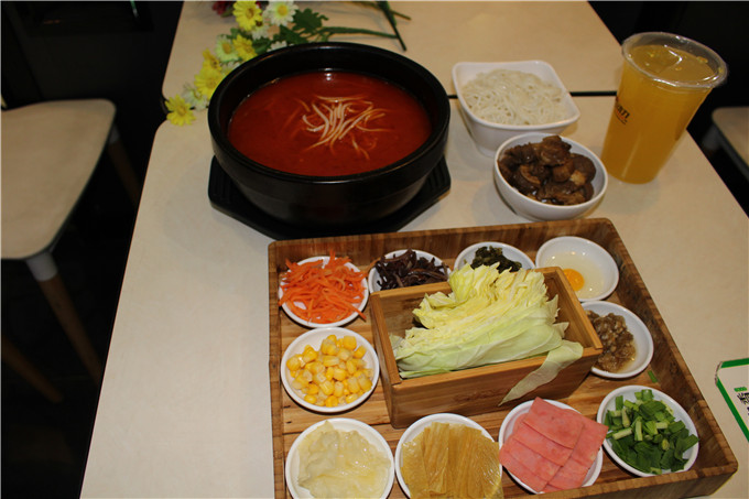 蒙自香過(guò)橋米線加盟 技術(shù)zz 包教包會(huì)