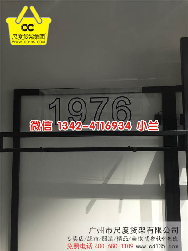 2017年名創優品將何去何從，名創優品貨架，三幅貨架，伶俐飾品店貨架，優衣庫貨架，KM男裝貨架