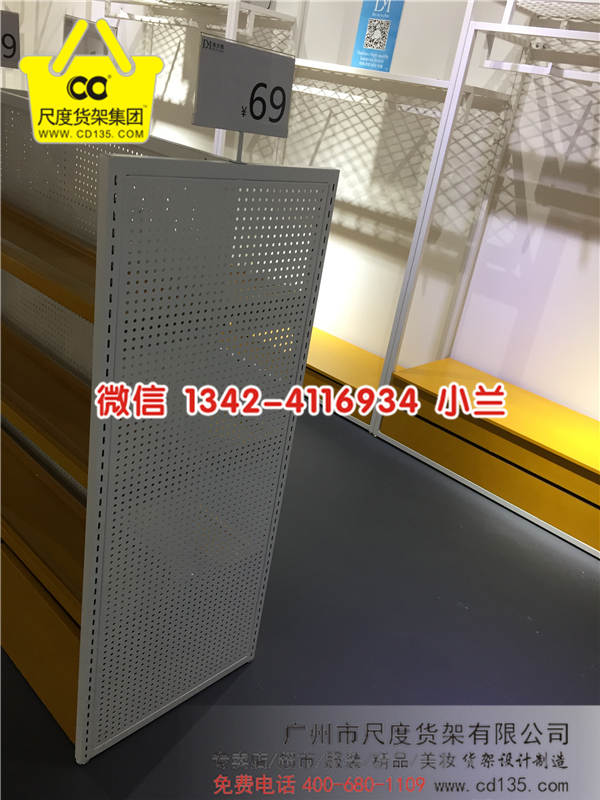 2017年名創優品將何去何從，名創優品貨架，三幅貨架，伶俐飾品店貨架，優衣庫貨架，KM男裝貨架