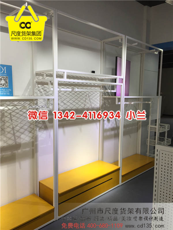 2017年名創優品將何去何從，名創優品貨架，三幅貨架，伶俐飾品店貨架，優衣庫貨架，KM男裝貨架