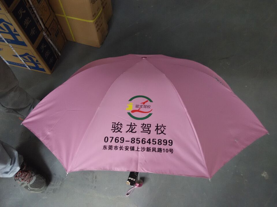 雨傘廠家直銷，純晟10年專業(yè)訂制廣告禮品傘