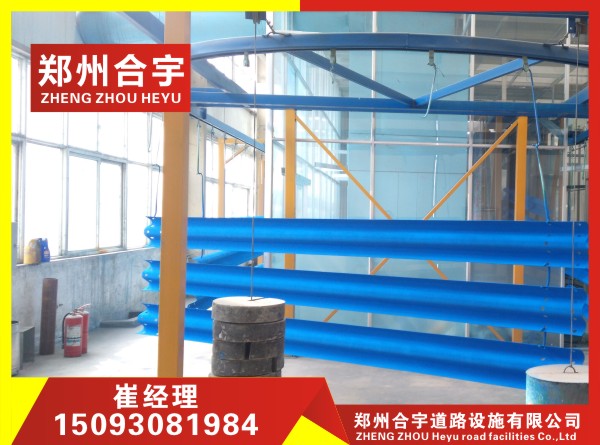 專業(yè)生產(chǎn)鍍鋅護(hù)欄板廠家/護(hù)欄板價(jià)格/優(yōu)選鄭州合宇道路