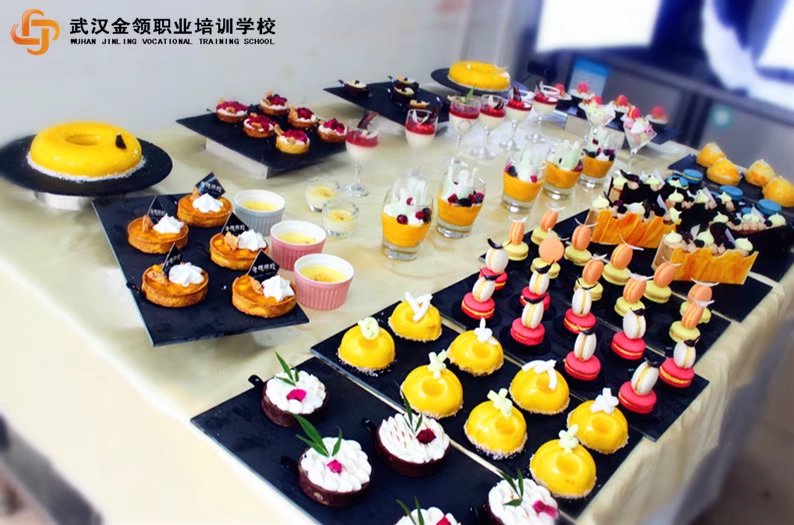 西點培訓(xùn)前十名學(xué)校 蛋糕西點培訓(xùn)多少錢 西點蛋糕培訓(xùn)班學(xué)費原始圖片2