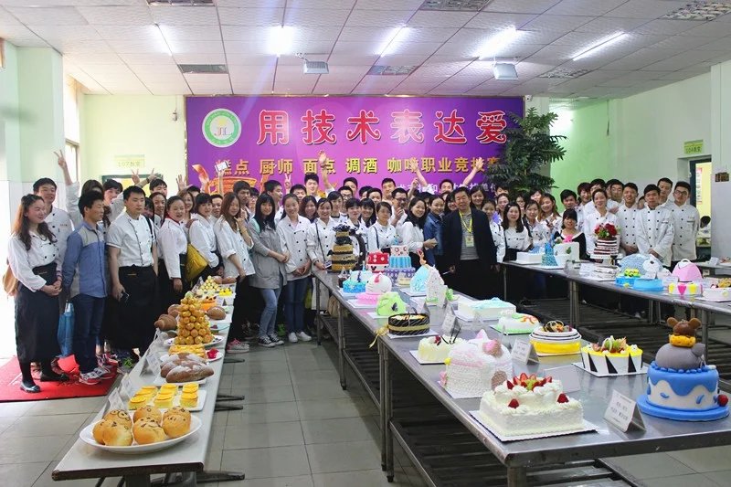 初中畢業(yè)學(xué)什么?西點(diǎn)蛋糕培訓(xùn)到金領(lǐng)蛋糕學(xué)校