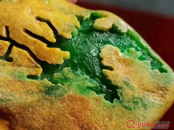 供應瑞麗市鑫劦飛翡翠年代OX192玻璃種帝王綠戒面級賭石