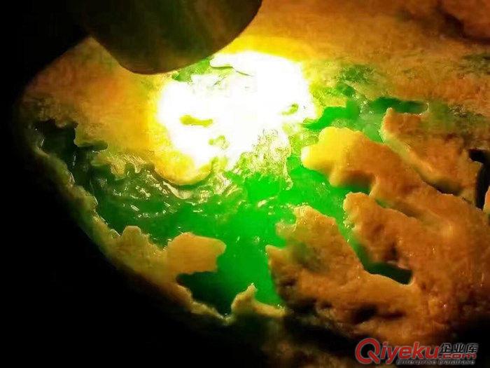 供應瑞麗市鑫劦飛翡翠年代OX192玻璃種帝王綠戒面級賭石