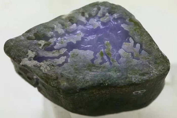 供應鑫劦飛翡翠原石OX195莫灣基冰陽綠賭石，色辣種老