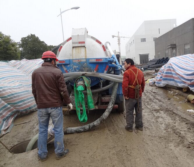 蘇州衛(wèi)生間滲水改造翻新拆除浴缸貼瓷磚做防水墻面滲水