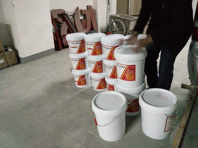 墙面掉灰用砂无迹，抹灰墙面掉灰处理办法