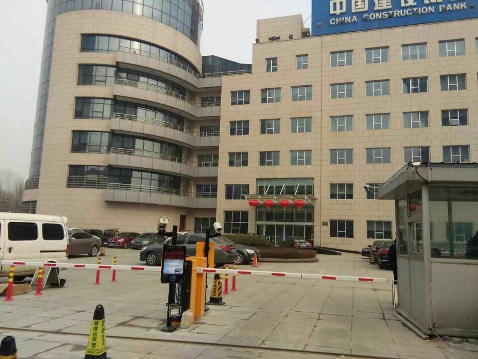 濟(jì)南柵欄道閘和直桿道閘的價(jià)格是多少？廠(chǎng)家在哪