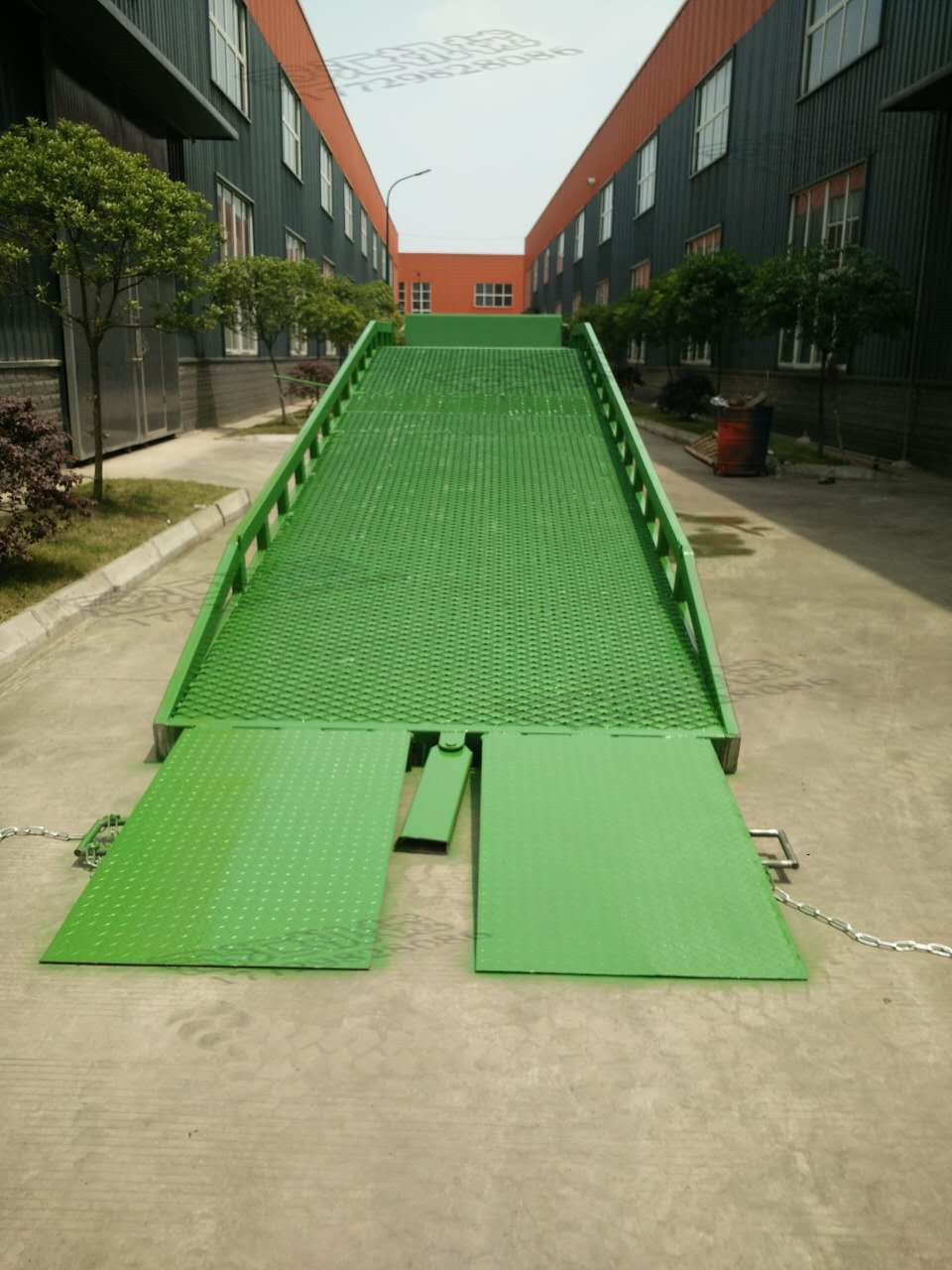 移動式登車橋冠匯機(jī)械移動式登車橋與叉車配合使用的貨物裝卸專用輔助設(shè)備