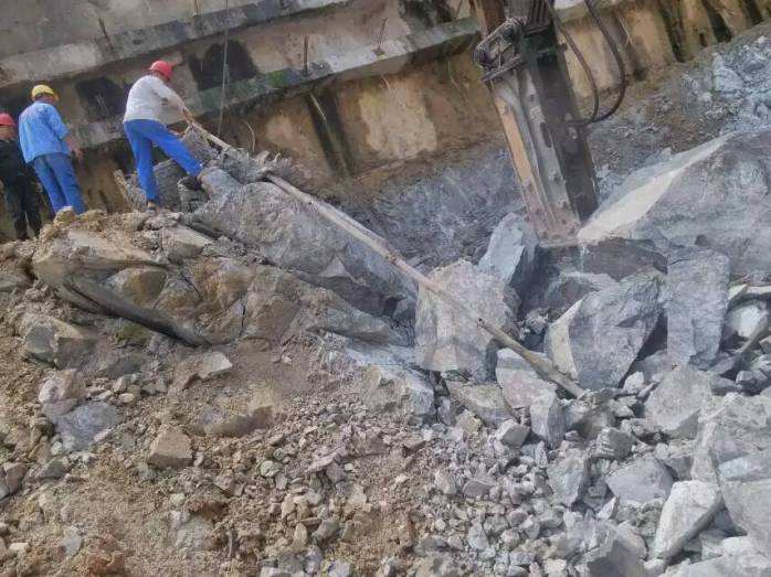 想要專業的二氧化碳一次性爆破工程就濰中萬成建筑工程，山東靜爆破施工隊伍