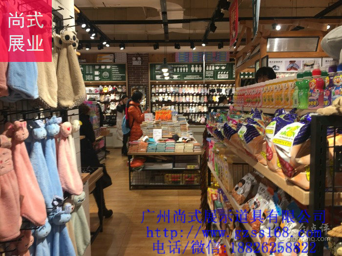 服裝裝修貨架，新款男裝貨架，服裝貨架效果圖