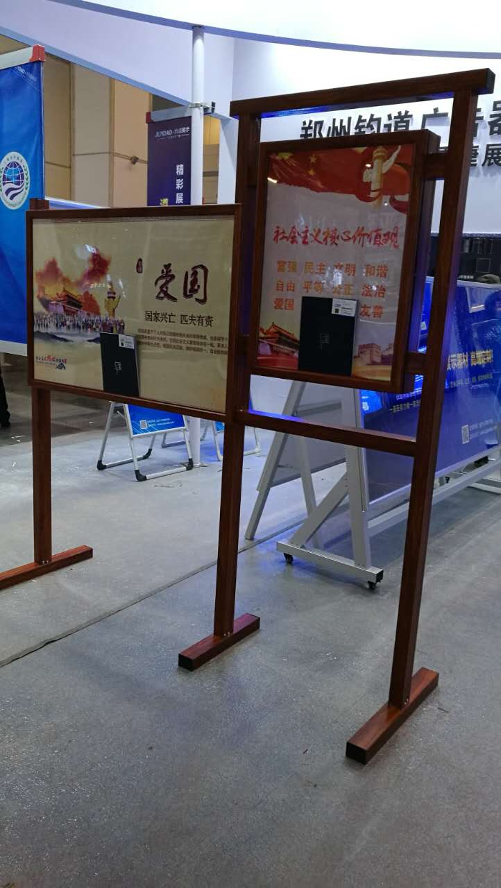 肇東鈞道鋁合金戶(hù)外張貼欄|鋁合金液壓開(kāi)啟戶(hù)外報(bào)欄原始圖片2