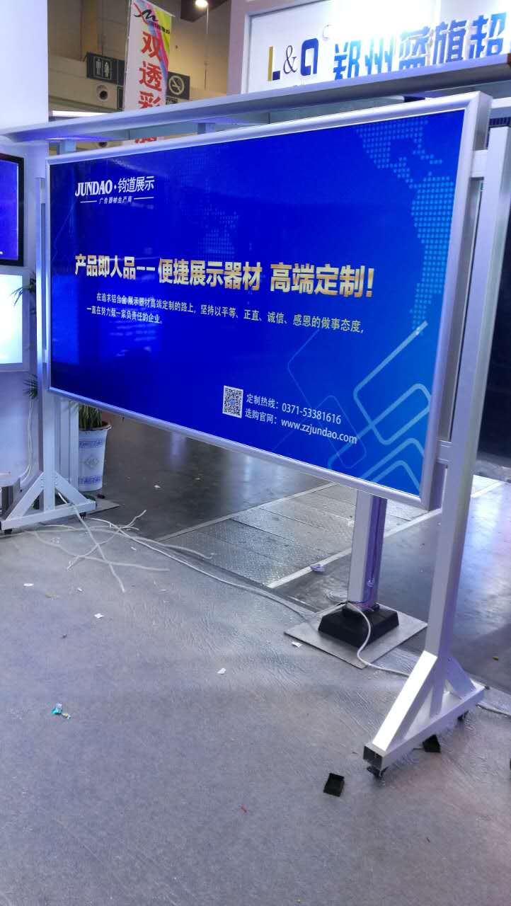 咸寧鈞道鋁合金報(bào)欄批發(fā)廠家|帶頂棚鋁合金報(bào)欄圖片原始圖片3