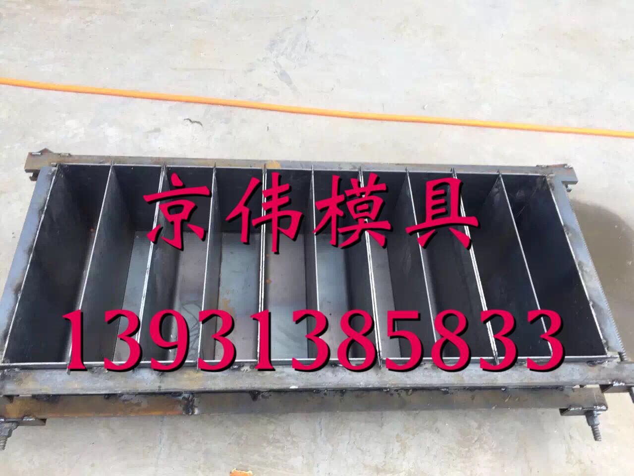 高速公路現(xiàn)場澆筑防撞墻模具城市道路隔離墩模具廠家