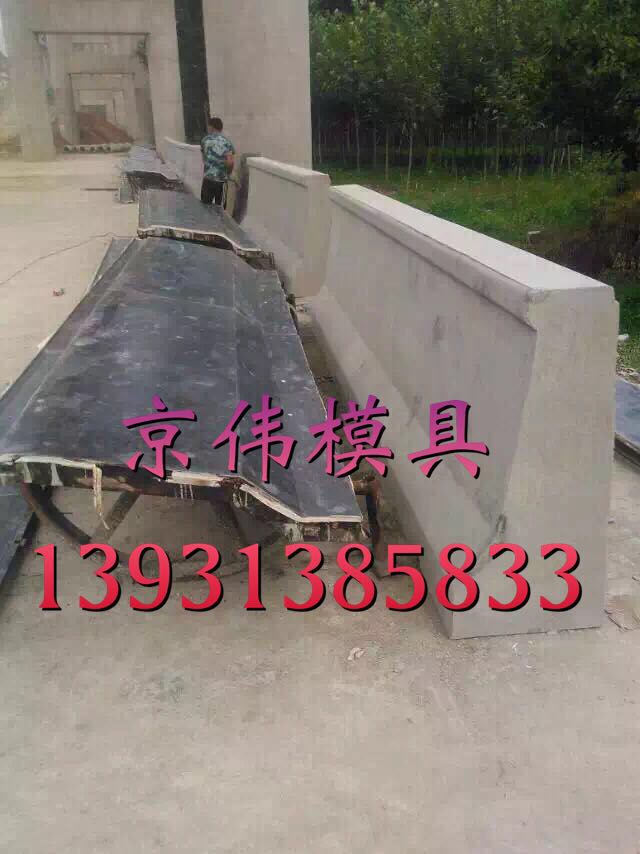 高速公路現(xiàn)場澆筑防撞墻模具城市道路隔離墩模具廠家