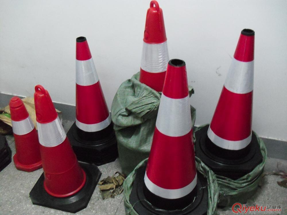 供應(yīng)順路牌橡膠路障廠家批發(fā)價(jià)格