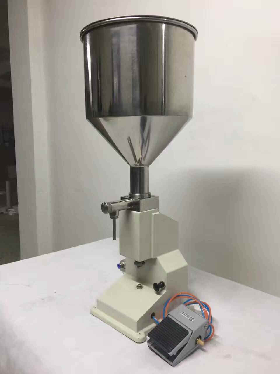 天津沃發牌A02氣動膏液灌裝機原始圖片3