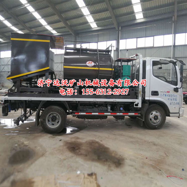 專業的金剛砂撒布機  封層撒布機  同步金剛砂封層車——濟寧熱賣的金剛砂撒布機出售