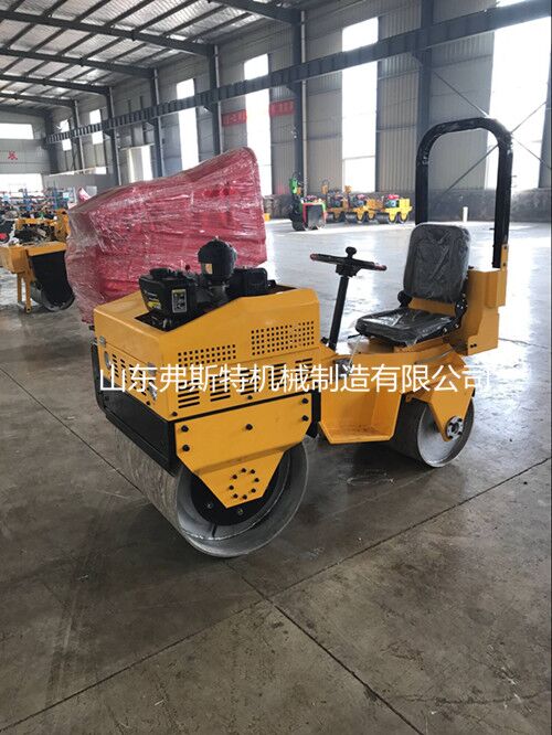 為弗斯特小型座駕式壓路機(jī)喝彩 為青睞雙鋼輪壓路機(jī)的客戶讓利原始圖片2