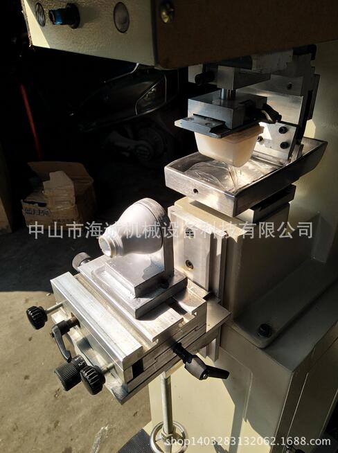 Riveting press for ceiling lamp