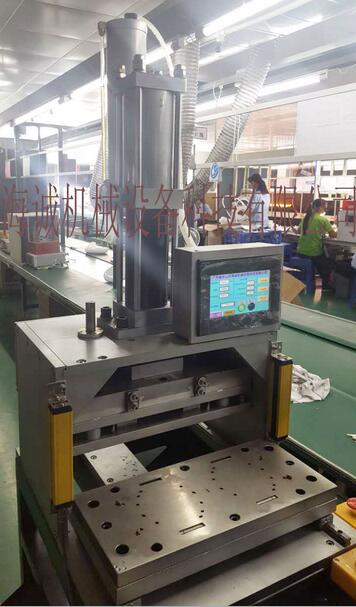 Pedal type pressure line terminal machine 