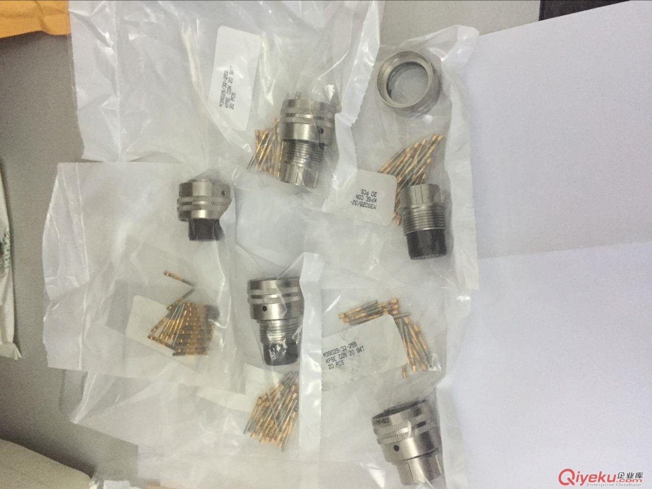 AMPHENOL連接器代理PL18V-300-70