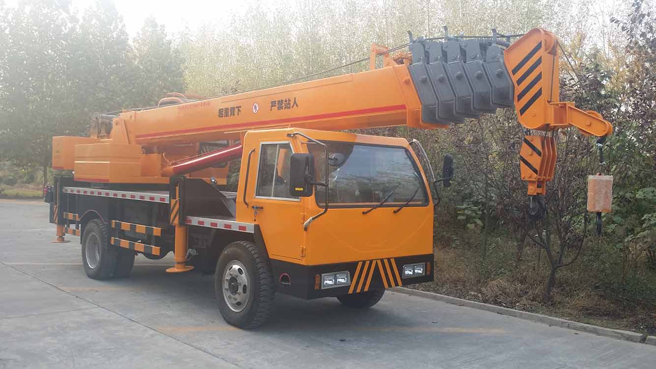 吊車生產(chǎn)廠家直銷12噸自制底盤吊車原始圖片2