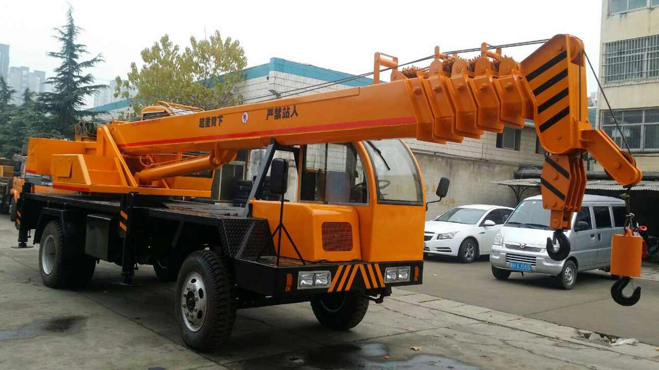 吊車生產(chǎn)廠家直銷12噸自制底盤吊車原始圖片3